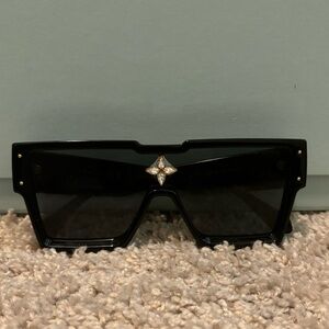 LOUIE VUITTON GLASSES🤎
Saint Laurent Black Sunglasses with Gold Accent